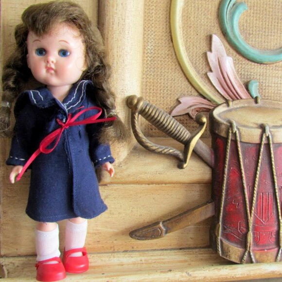 GINNY DOLL, BENT KNEE WALKER w CASE + 6 PRETTY DRESSES, 2 PAIR SHOES + MORE - Picture 6 of 16